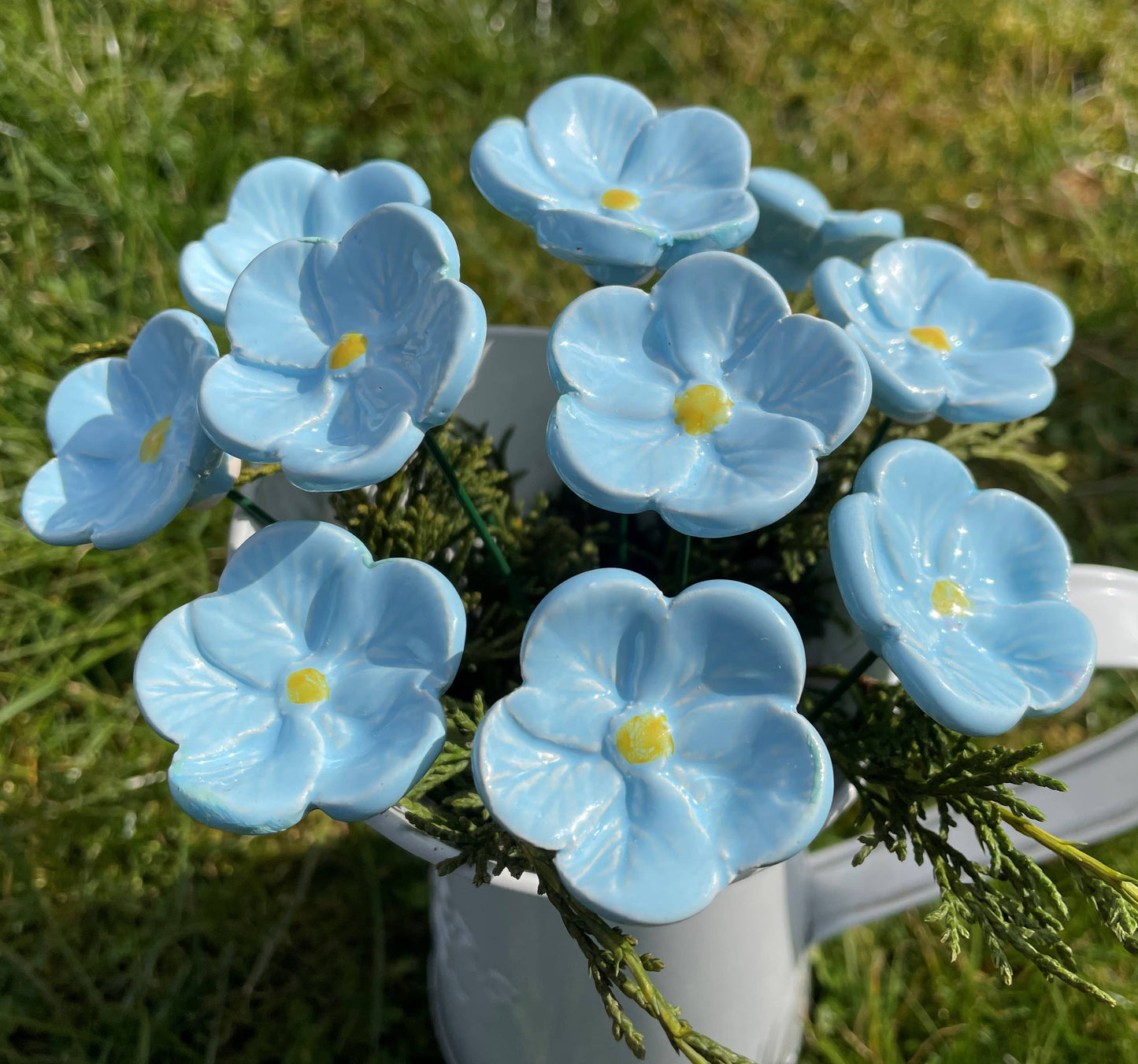 Lyseblå keramikblomst