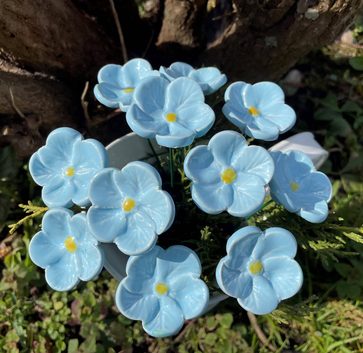 Lyseblå keramikblomst