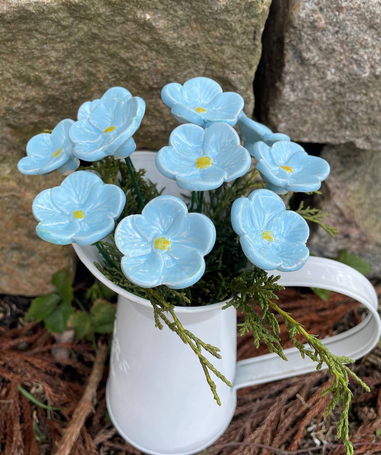 Lyseblå keramikblomst