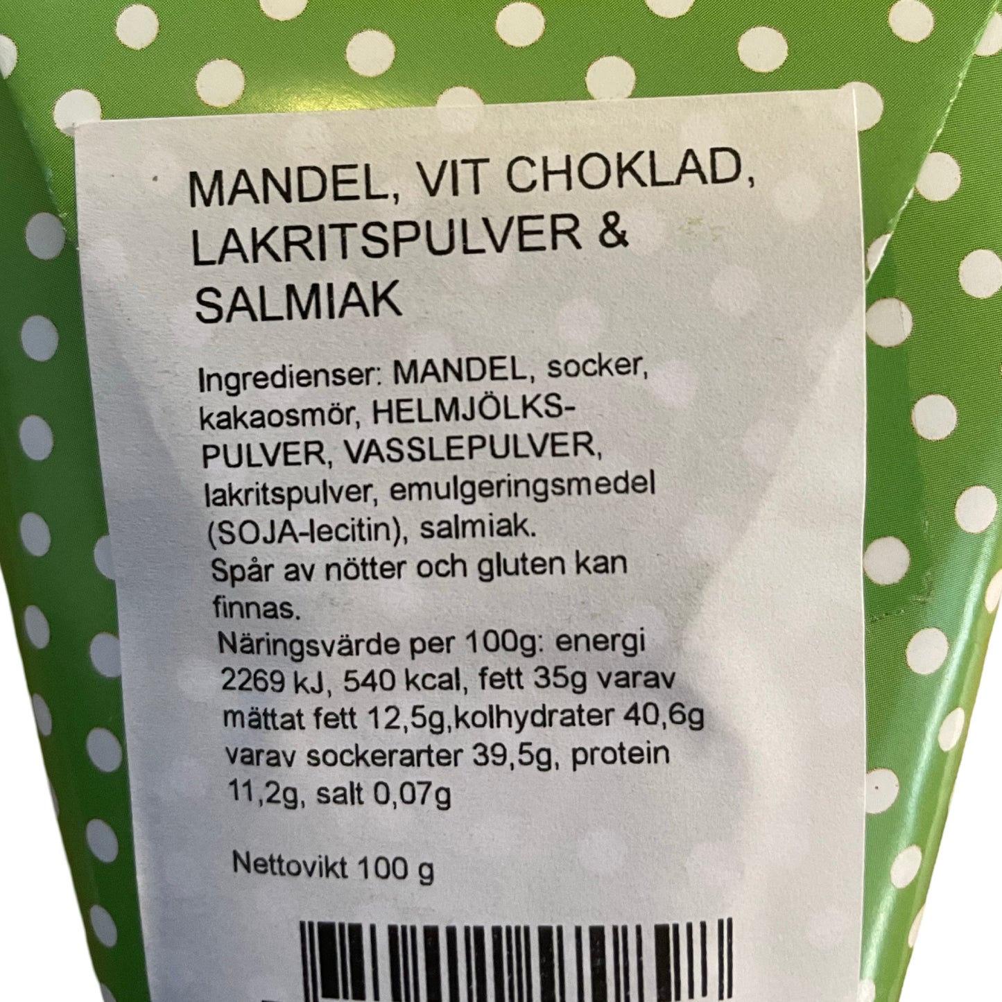 Kræmmerhus med mandler, overtrukket med hvid chokolade og lakridspulver