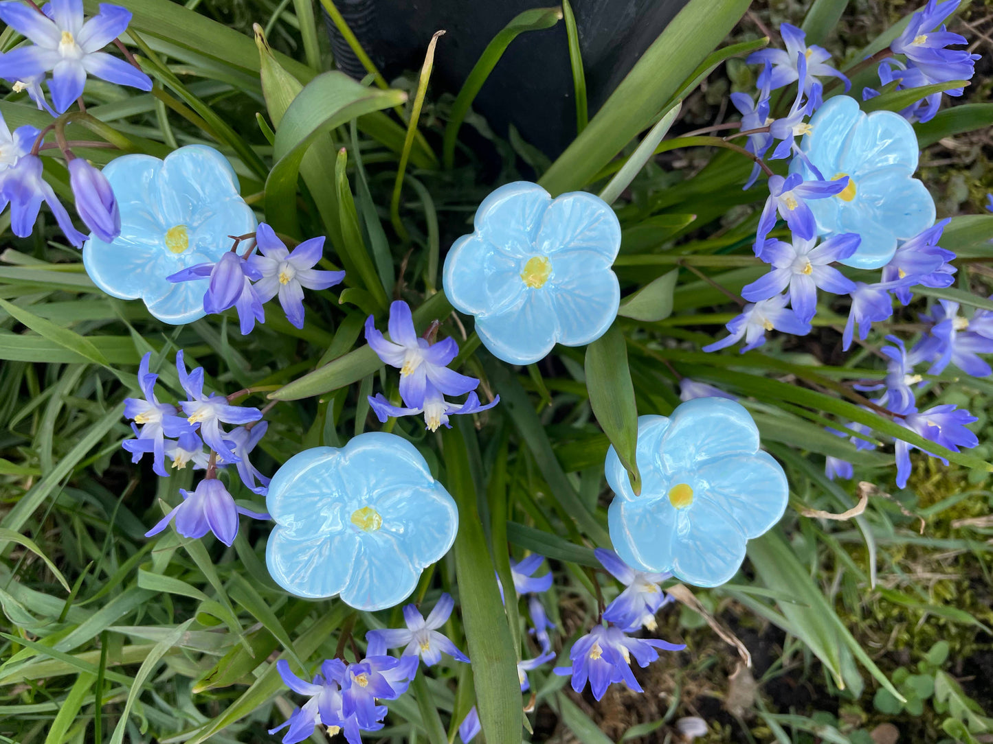 Lyseblå keramikblomst