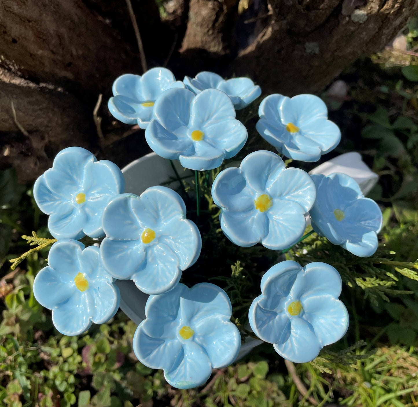 Lyseblå keramiskblomst